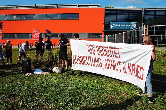 Eine Gruppe der Antifa zeigte vor dem Gebäude, was sie von der Veranstaltung drinnen hält. Die Polizei zählte etwa 30 Gegendemonstranten.