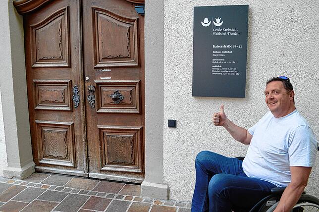 Einen Daumen nach oben vergibt Christian Hoch für den Hintereingang des Waldshuter Rathauses – ein barrierefreier Zugang ist hier ...