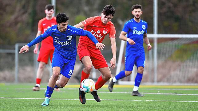 Dion Elshani (rechts) vom Landesligisten FC 08 Tiengen hat es in unsere Top-Auswahl geschafft.