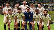 Spaß im Glaspalast: Bei der 40. Hallenfußball-Gala des VfL Sindelfingen und dem GSV Maichingen schafften es (hinten, von links) Paul ...