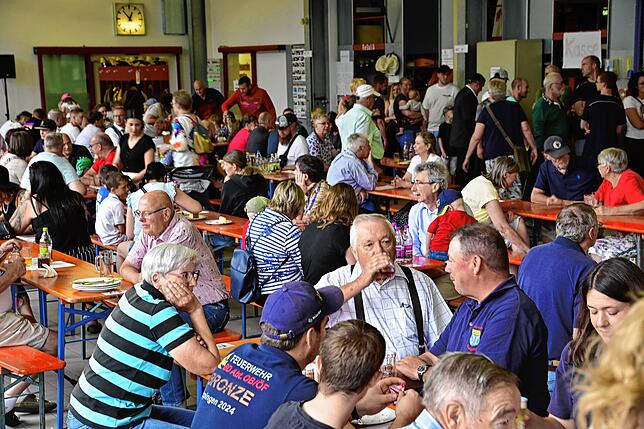 Bild 3: Goßer Andrang beim Feuerwehrfest