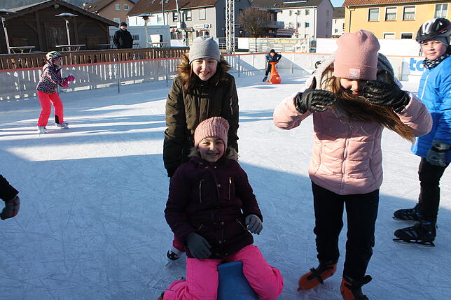 Bild 26: Werkrealschüler genießen die Blumberger Eisbahn