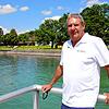 Theo Schlegel auf dem Steg des Strandbads Friedrichshafen. Seit 1999 hat der Schwimmmeister hier als Betriebsleiter das Zepter inne.