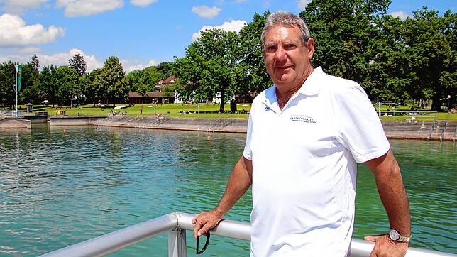 Theo Schlegel auf dem Steg des Strandbads Friedrichshafen. Seit 1999 hat der Schwimmmeister hier als Betriebsleiter das Zepter inne.