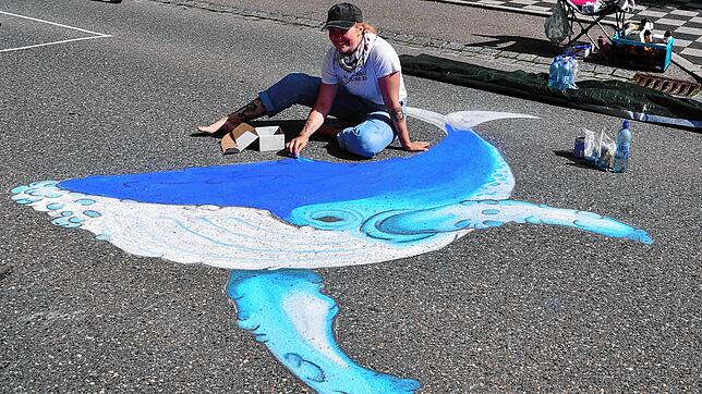Die Blumbergerin Milena Mahler (24 Jahre) überzeugt seit 2013 als Street-Art Stammgast mit sozial kritischen Themen. Auf dem Bild ...