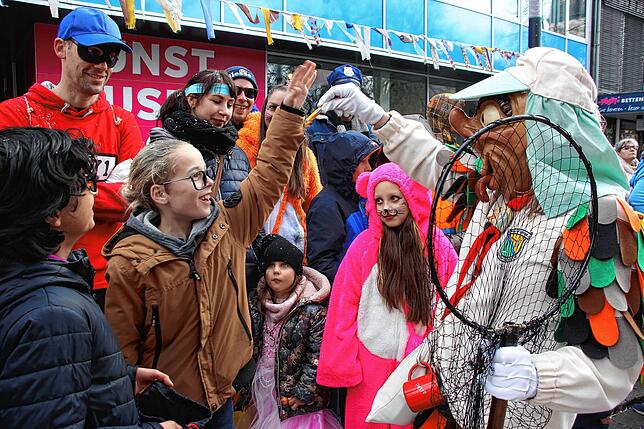 Bild 15: Sonne für die Narren: Großer Fasnet-Umzug begeistert in Singen!