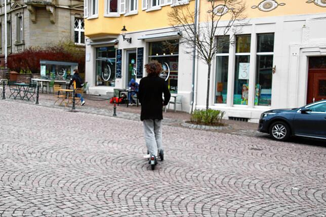Der Einstieg funktioniert für unseren E-Scooter Fahranfänger überraschend intuitiv und einfach. Nur im Straßenverkehr fühlt er sich ...