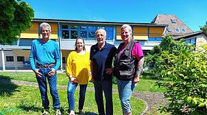 Eine Bürgerinitiative setzt sich für den Erhalt der Grundschule Hegne (im Hintergrund) ein. Seit Ende April werden Unterschriften ...