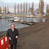 Bürgermeister Edgar Lamm freut sich, dass die Arbeiten des ersten Bauabschnittes zur Neugestaltung der Uferpromenade in Unteruhldingen ...