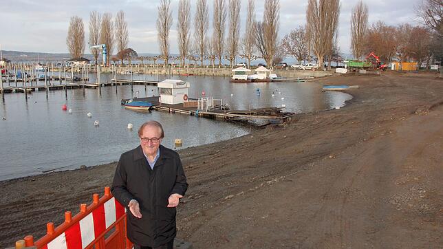 Bürgermeister Edgar Lamm freut sich, dass die Arbeiten des ersten Bauabschnittes zur Neugestaltung der Uferpromenade in Unteruhldingen ...
