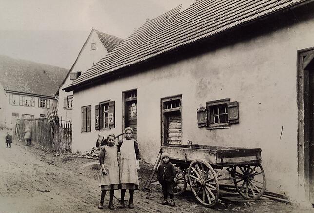Im Gässle in Oberglashütte betrieb die Familie Löffler einst einen kleinen Tante-Emma-Laden, wie dieses Foto aus dem Jahr 1920 zeigt.
