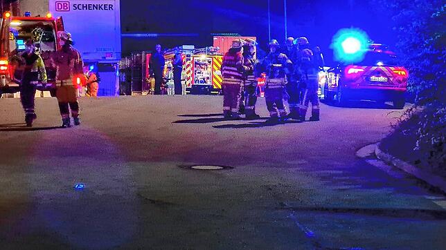 Ein Großaufgebot der Feuerwehr war in der Nacht auf Samstag auf Herdenen im Einsatz. Dort war in einer Spedition eine gefährliche ...