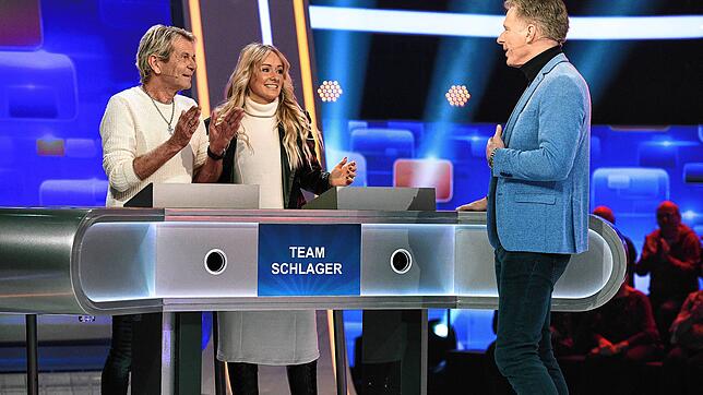Matthias Reim (von links) und Christin Stark im &bdquo;Quizduell&ldquo; mit Moderator Jörg Pilawa.