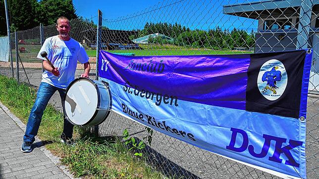 Andreas Wagner vor dem Fanclubbanner. Das Bild entstand im Juli. Noch rührt der Fußballfan alleine die Werbetrommel. Für die beginnende ...