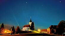 Der Komet über der Kirche St. Eulogius in Aftholdberg.