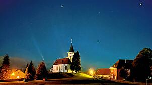Der Komet über der Kirche St. Eulogius in Aftholdberg.