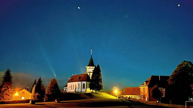 Der Komet über der Kirche St. Eulogius in Aftholdberg.