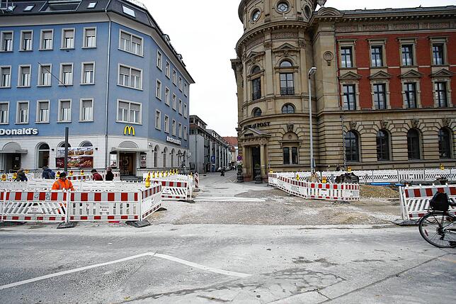 Die Projektleiter gehen davon aus, dass im Januar die Richtung Innenstadt gelegene Fahrbahn betoniert und befahrbar sein wird. Dann ...
