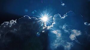 Die Sonne scheint am Rand von dunklen Wolken. In den kommenden Tagen wird in Bayern das Wetter wieder freundlicher. (Archivbild vom ...