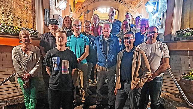 Gewählte und Geehrte: Ulrike Oriwol (erste Reihe, von links), Benedikt Kuner und Christian Herr (dahinter, von links) Günter Herr, Monja ...