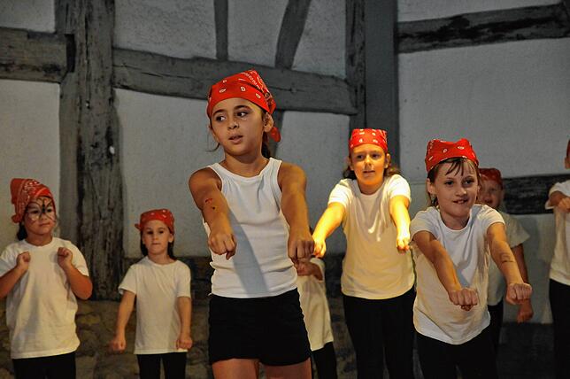 Die Kinder der Turngruppe „Fit kids“ erhielten in der Torkel viel Beifall für ihren Piratentanz.