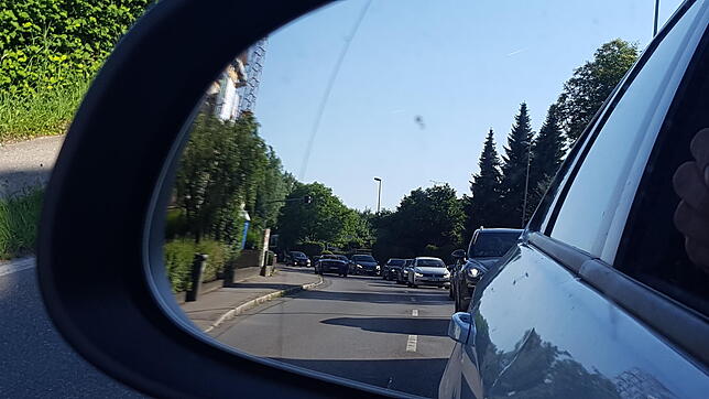 Schon in Sparbruck ging es gegen 8.15 Uhr nur noch im Schritttempo voran. Der gesamte Verkehr in Richtung Überlingen/Stockach wird über ...