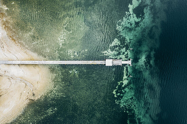 Bild 5: Hätten Sie's erkannt? Das ist die Konstanzer Fahrradbrücke von oben. Ein Fotograf zeigt mit seinen Bildern den Einfluss des Menschen auf die Natur – auch mit Bildern von hier