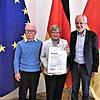 Stolz präsentieren die VS-Teilnehmer (von links) Friedrich Engelke, Christa Lörcher und Heinz Lörcher die verliehene Urkunde.