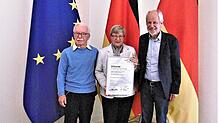 Stolz präsentieren die VS-Teilnehmer (von links) Friedrich Engelke, Christa Lörcher und Heinz Lörcher die verliehene Urkunde.