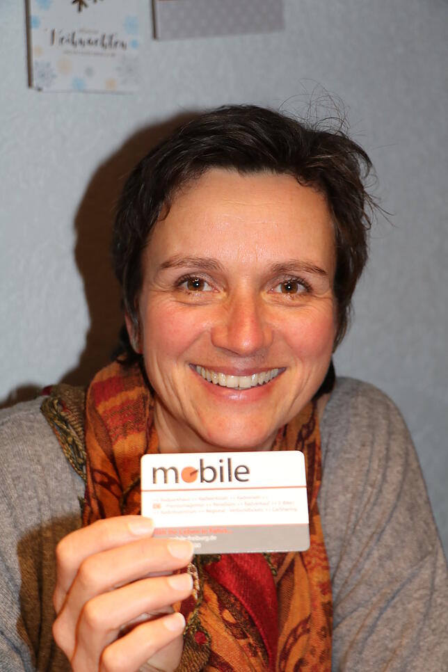 Mit einer Magnetkarte öffnet sich das Teilauto. Silke Altenburger ist von der unkomplizierten Nutzung +begeistert.