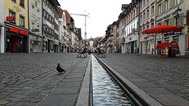 Wie leer gefegt ist die Waldshuter Kaiserstraße am vergangenen Freitag. Die Geschäfte haben geschlossen, die Mehrzahl der Cafés und ...