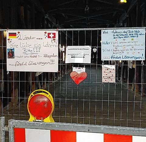 Proteste von getrennten Paaren und Familien Mitte April 2020 an der gesperrten Holzbrücke in Bad Säckingen.