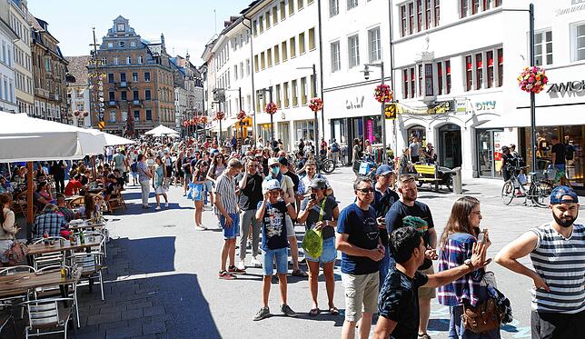 Schon früh am Nachmittag strömen die Besucher aufs Festgelände, an der Marktstätte bildet sich eine lange Schlange.