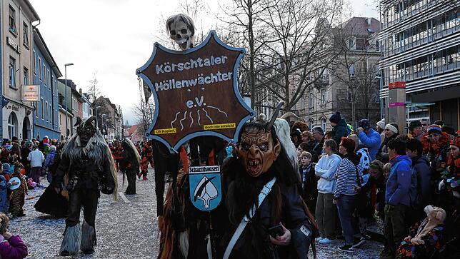 Bild 7: Großer Umzug 2023: Mit Trommeln und Fanfaren kündigen sich die Hästräger an