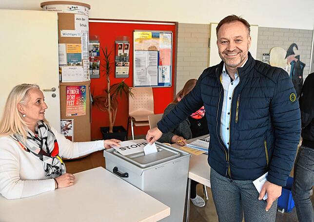 Esther Moll hat Dienst im Wahllokal in der Sernatingen-Schule als der amtierende Bürgermeister Matthias Weckbach gegen 11 Uhr seinen ...