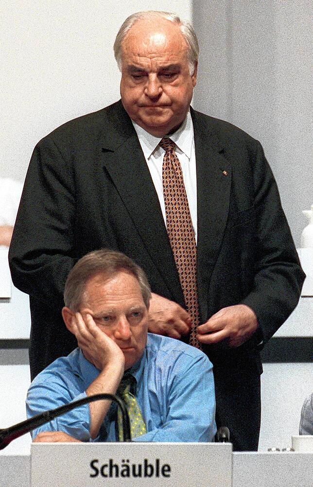Bundeskanzler Helmut Kohl und CDU-Parteichef Wolfgang Schäuble 1998 in Bremen.