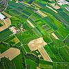 Die Flächen rund um den Erlenhof bei Wahlwies (Bildmitte) sollen zukünftig für Agri-Photovoltaik genutzt werden können.