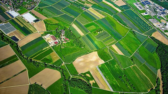Die Flächen rund um den Erlenhof bei Wahlwies (Bildmitte) sollen zukünftig für Agri-Photovoltaik genutzt werden können.