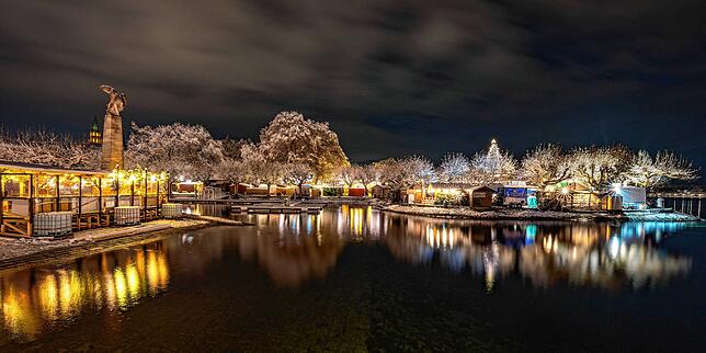 (Archivbild) Der Weihnachtsmarkt wirkte am 2. Dezember 2023 wie ein Winterwunderland. Am Vorabend hatte es kräftig geschneit.