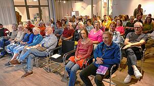 Das Publikum beteiligt sich in der Rathausgalerie mit großem Interesse an der Infoveranstaltung zur organisierten Nachbarschaftshilfe. ...
