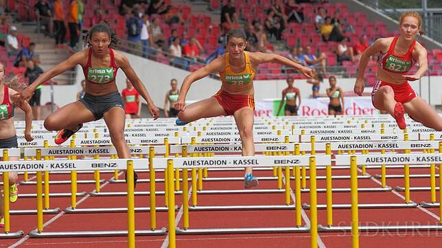 Die 15-jährige Johanna Siebler vom Leichtathletik Club Überlingen (Bildmitte) ist derzeit in ihrer Altersklasse mit 11,76 Sekunden die ...