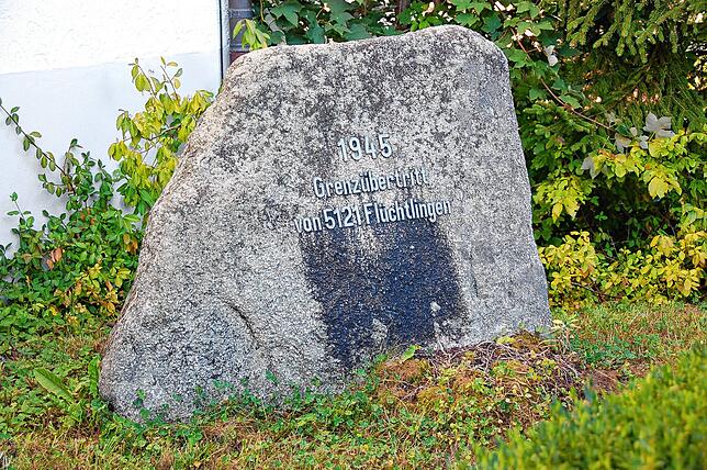 Ein Schwarzwälder Findling erinnert an der Grenze Stühlingen-Schleitheim-Oberwiesen an die dramatischen Tage im April 1945.