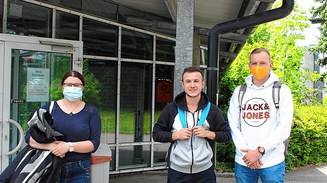Ihre Deutsch-Prüfung fand in der Sporthalle statt: Samantha Lietz, Jason Bernhard und Leon Simon (von links) vom Wirtschaftsgymnasium ...