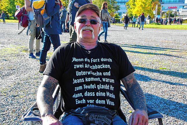 Vor der Bühne der Querdenker saß dieser Mann. Auch er spricht sich gegen das Tragen eines Mundschutzes aus.