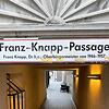 Das Namensschild über der Franz-Knapp-Passage in der Konstanzer Innenstadt trägt deutliche Spuren historischer Debatten: Klebereste ...