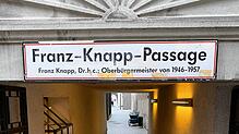 Das Namensschild über der Franz-Knapp-Passage in der Konstanzer Innenstadt trägt deutliche Spuren historischer Debatten: Klebereste ...