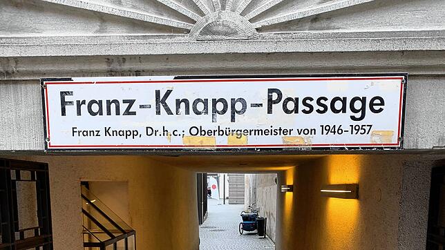 Das Namensschild über der Franz-Knapp-Passage in der Konstanzer Innenstadt trägt deutliche Spuren historischer Debatten: Klebereste ...