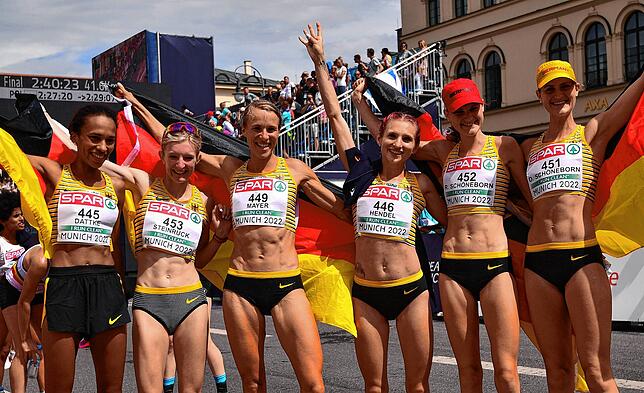 Stolze Siegerinnen: die deutschen Marathonläuferinnen mit Miriam Dattke (von links), Katharina Steinbruck, Domenika Mayer, Kristina ...