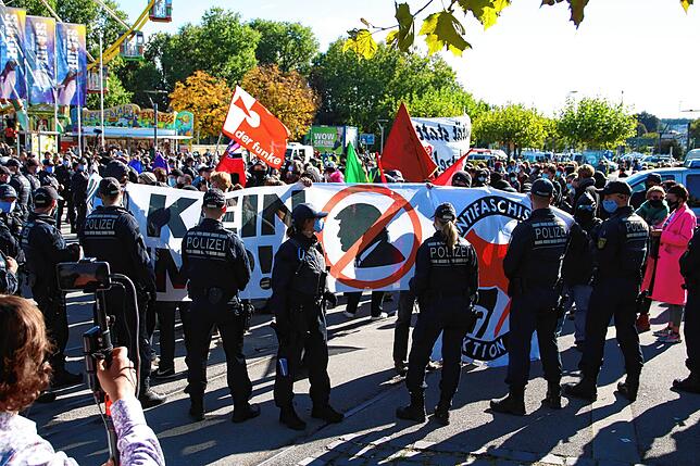 Am zweiten Tag des Demonstrations-Wochenendes im Oktober 2020 in Konstanz war wieder einiges los. Hundertschaften der Polizei waren im ...