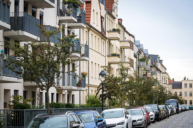 Mehrfamilienhäuser in einer Straße. Geht es, hier Wärmepumpen zu installieren?